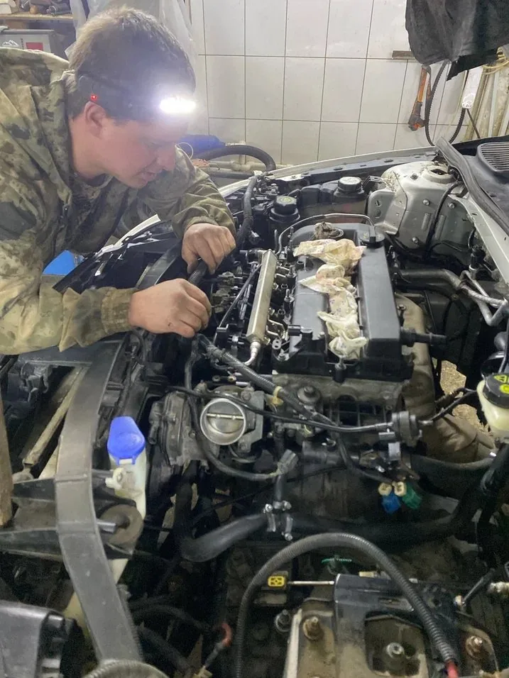 Моторист КС Сервис за точной регулировкой и сборкой ДВС Ford